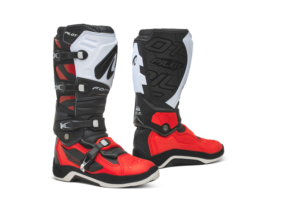 FORC590C_0 Forma Pilot Black Red White - Image 1