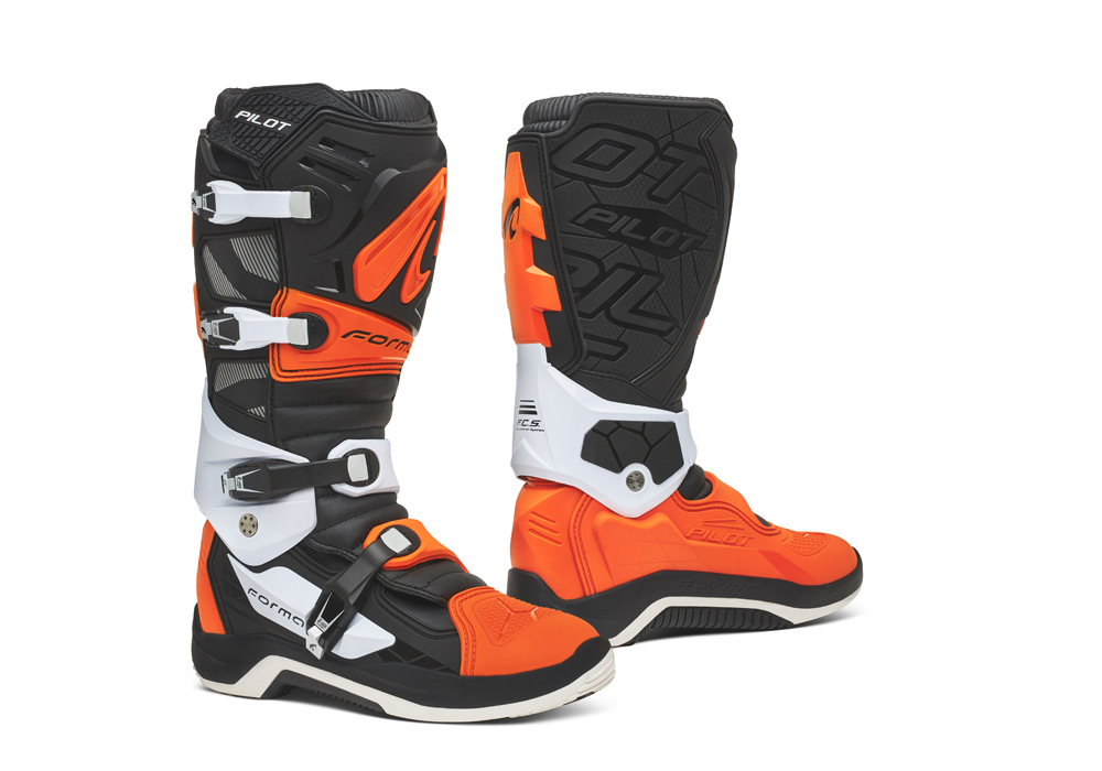 FORC590N_0 Forma Pilot Black Orange White - Image 1